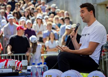 EUA: Ativista conservador Charlie Kirk assassinado em universidade de Utah