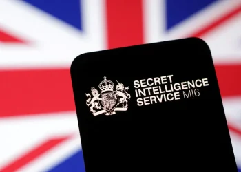 Mundo: Espiões britânicos recorrem à dark web para recrutar agentes russos