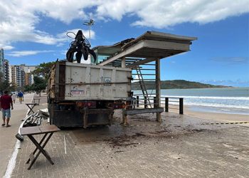 Guarapari: Prefeitura inicia retirada das estruturas externas dos quiosques da Praia do Morro