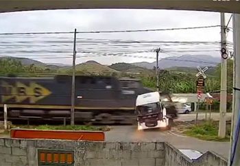 Vídeo: Caminhão é atingido por trem ao cruzar linha férrea