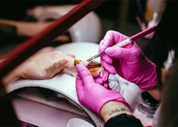 Proibida na Europa: Unha de gel está na mira da Anvisa