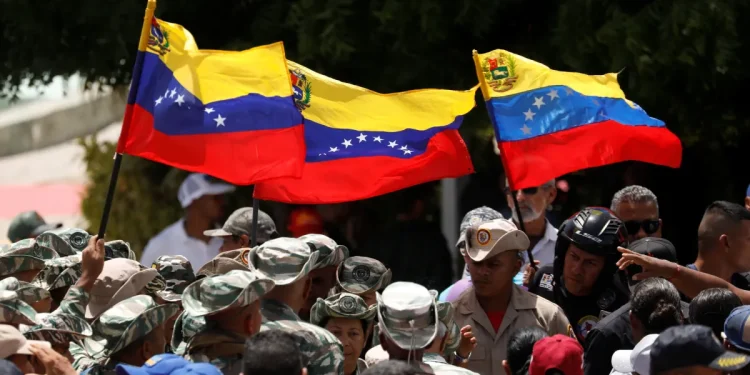 Tensão: Venezuela começa a treinar população em quartéis para usar armas