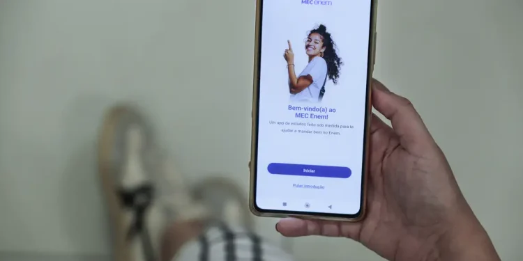 Enem: Aplicativo traz simulados de questões e correção de redações