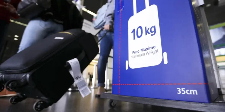 Brasil: Companhias aéreas terão que explicar mudanças na cobrança de bagagens de mão