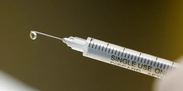Anvisa: Agência proíbe antibiótico que muda de cor e anestésico com inseto