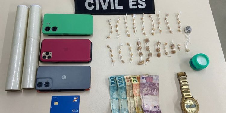 Itapemirim: Polícia Civil prende suspeita de tráfico de drogas em flagrante