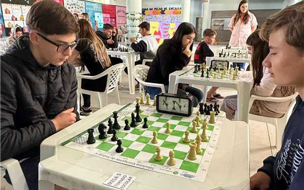 Alfredo Chaves: Campeonato de xadrez movimenta escola de São Bento de Urânia