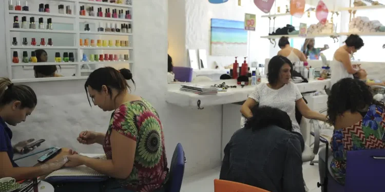 Anvisa: Agência proíbe duas substâncias utilizadas em unhas em gel