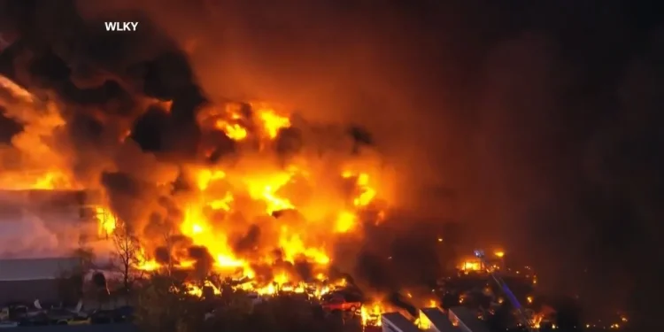 EUA: Pelo menos 7 mortos e 11 feridos em acidente e explosão de avião perto de aeroporto