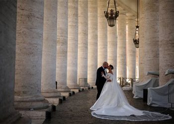 Felizes para sempre: Vaticano diz aos católicos do mundo todo que ‘basta um cônjuge’