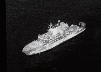 Tensão: Navio espião russo entra em águas britânicas e aponta lasers para militares