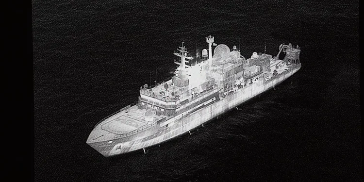 Tensão: Navio espião russo entra em águas britânicas e aponta lasers para militares
