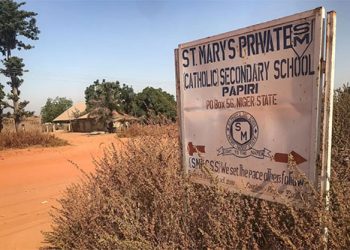 Nigéria: 50 estudantes sequestrados conseguem escapar do cativeiro