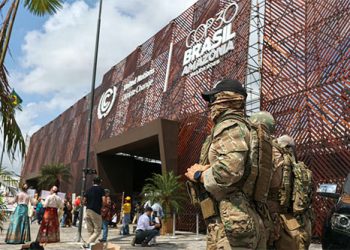 COP30: Manifestantes indígenas defendem incursão na cúpula enquanto negociações climáticas prosseguem