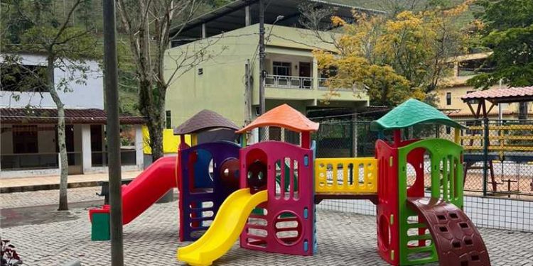 Alfredo Chaves: Prefeitura adquire nove playgrounds para lazer das comunidades
