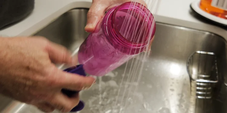Saúde: Você precisa limpar sua garrafa de água