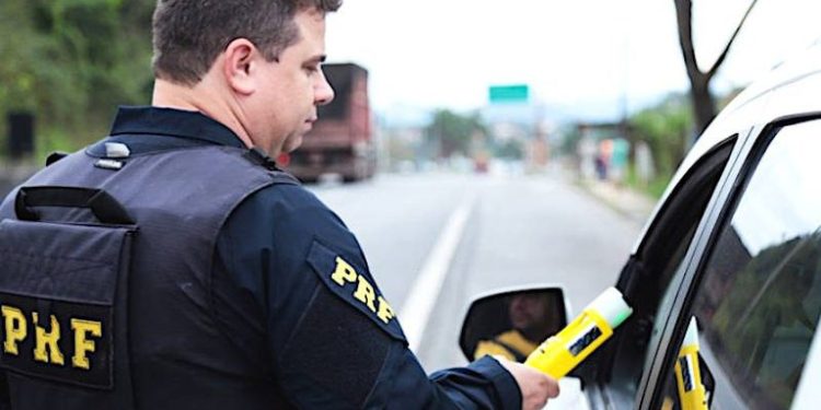 Rodovida Ano Novo: PRF reforça tolerância zero à mistura de álcool e direção para reduzir mortes no trânsito