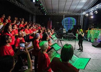 Piúma:  5ª Cantata de Natal emociona e ilumina a Praça Dona Carmem