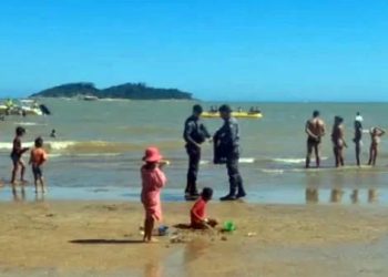 Piúma: Fuga termina no mar e homem é detido após perseguição policial