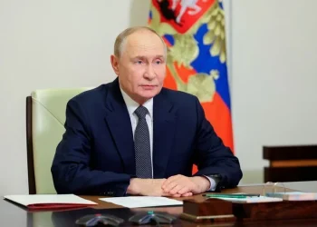 Mundo: Putin acusa Europa de bloquear esforços de paz de Trump