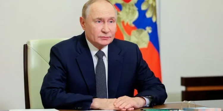 Mundo: Putin acusa Europa de bloquear esforços de paz de Trump