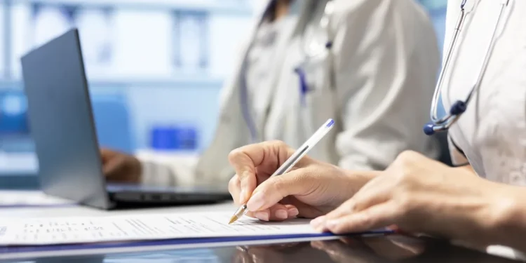 CFM: Atestados médicos em papel seguem válidos em todo o país