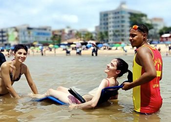 Piúma: Programa Praia Acessível garante banho de mar com inclusão