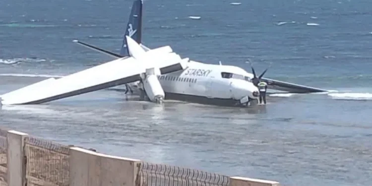 Somália: Avião com 55 passageiros faz pouso de emergência em praia