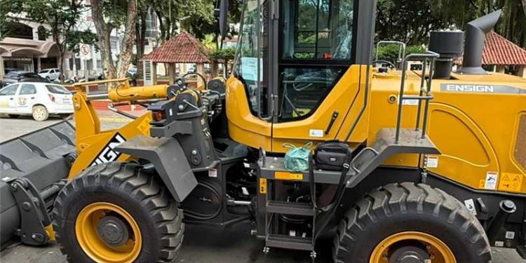 Alfredo Chaves: Prefeitura recebe pá carregadeira e investimentos para Infraestrutura e Saúde