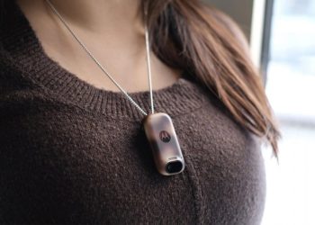 Tecno: Pingente inteligente com IA traduz e resume conversas