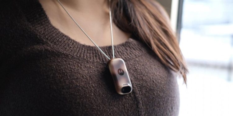 Tecno: Pingente inteligente com IA traduz e resume conversas