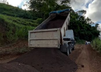 Iconha: PRefeitura inicia aplicação de Revsol e melhora condições de tráfego na zona rural