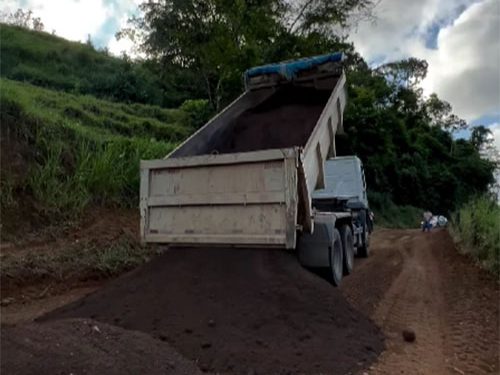 Iconha: PRefeitura inicia aplicação de Revsol e melhora condições de tráfego na zona rural