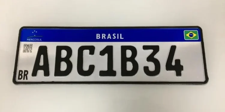 Brasil: Comissão aprova volta de cidade e estado nas placas dos carros
