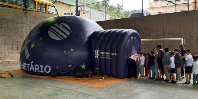 Alfredo Chaves: Planetário móvel leva experiência astronômica a estudantes