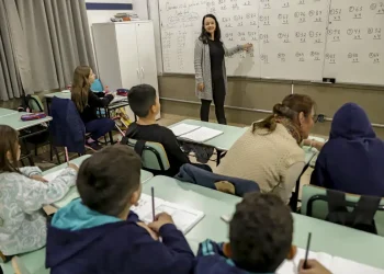 Educação: Senado aprova MP que estabelece piso de R$ 5.130 para professores
