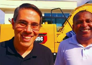 Piúma: Deputado Amaro Neto e vereador Bruno da Oi entregam retroescavadeira para prefeitura