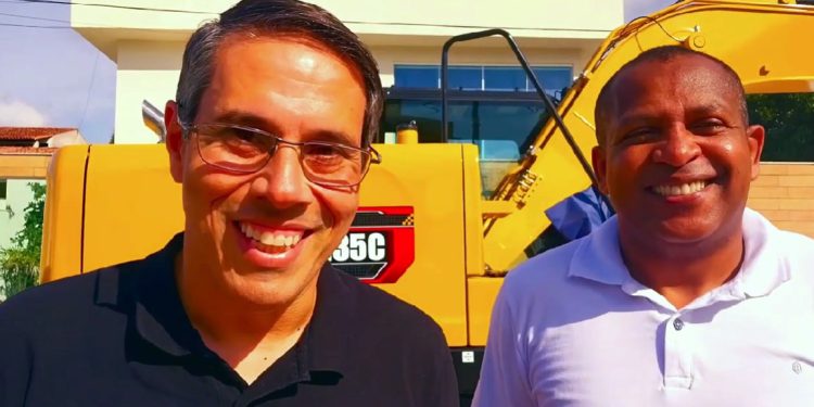 Piúma: Deputado Amaro Neto e vereador Bruno da Oi entregam retroescavadeira para prefeitura