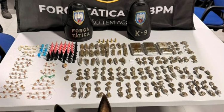 Guarapari: 10° BPM apreende grande quantidade de drogas e munições e recupera veículo