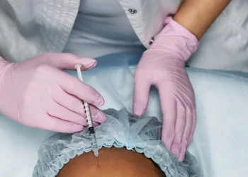 Anvisa: Botox para alisar cabelo e álcool sanitário são recolhidos